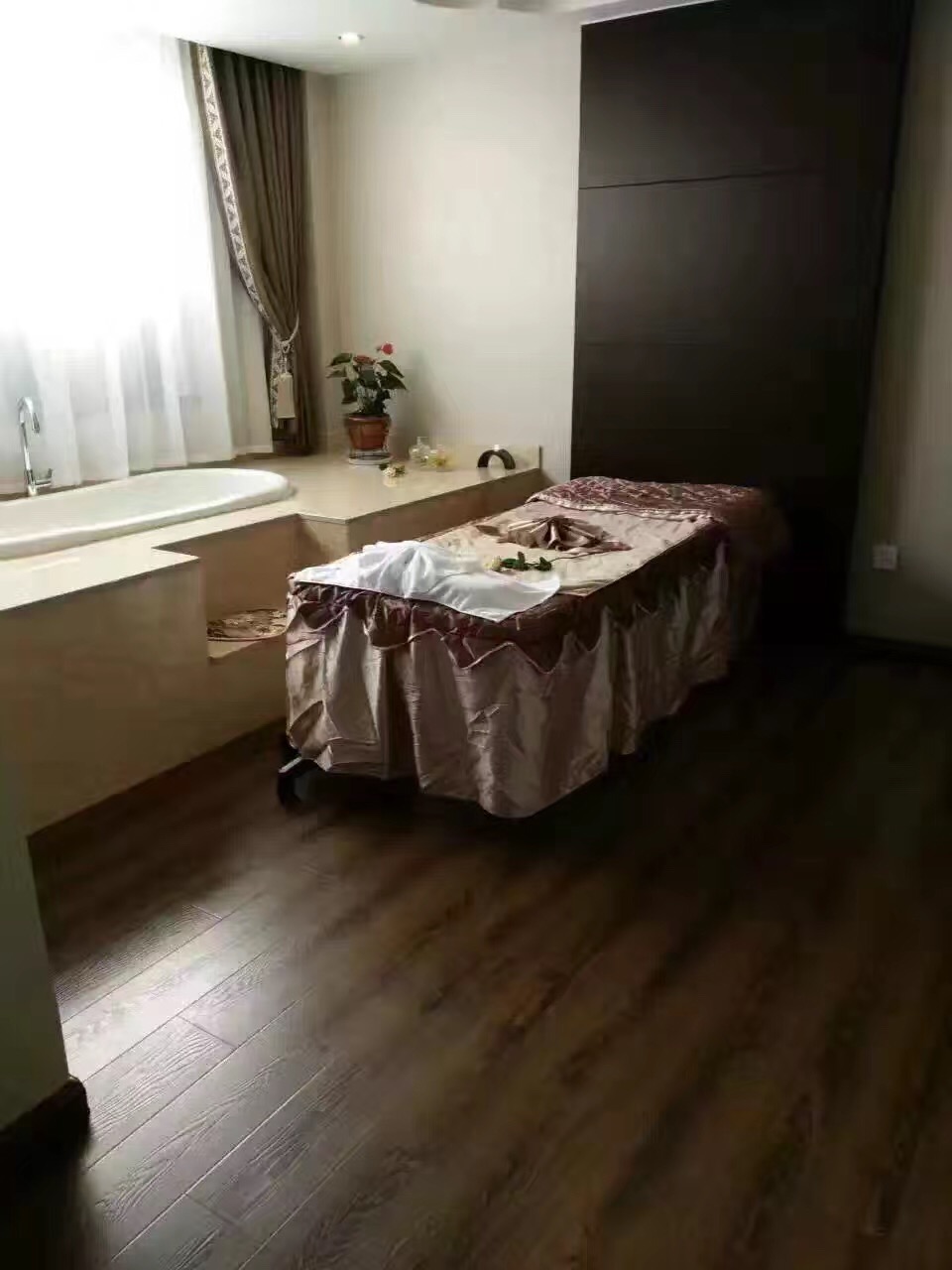 開(kāi)一家美容院加盟店需要準(zhǔn)備什么？