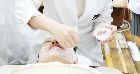 VN智能光電美膚館哪種去黑頭管理更適合你？清潔鏟、小氣泡、酵素粉？