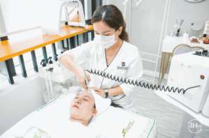 VN聚焦 | 為年輕人所偏愛的美膚館，顧客不請自來